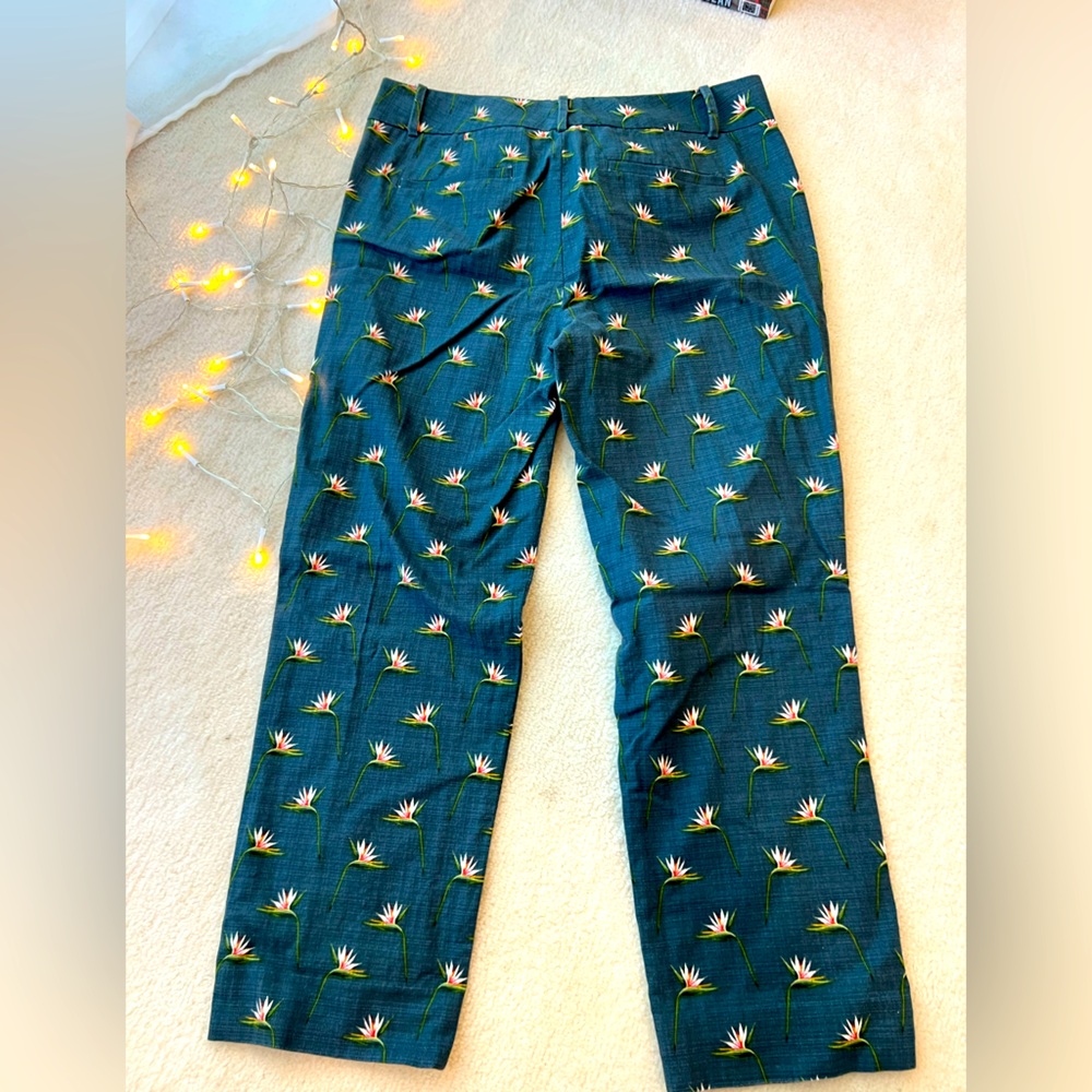 Ann Taylor Blue Cotton Floral Birds of Paradise Devin Fit
Cropped Pants Capris - Picture 5 of 5